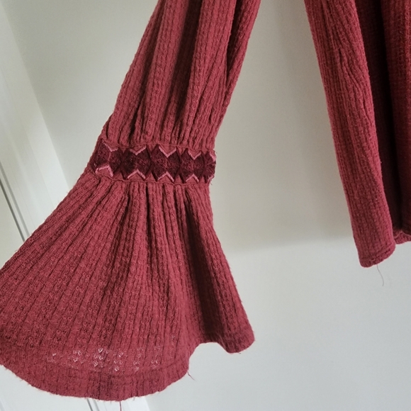 Lucky Brand Embroidered Bell Cuff Sleeve Waffle Knit Top Size 1X - Picture 9 of 12